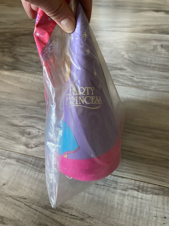 New 1990 Party Princess Hats 8 Total Vintage Birthday Party Unique Industries - Picture 5 of 6